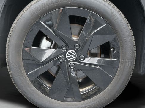 Used 2025 Volkswagen Taos SE w/ Black Wheel Package FWD image 10