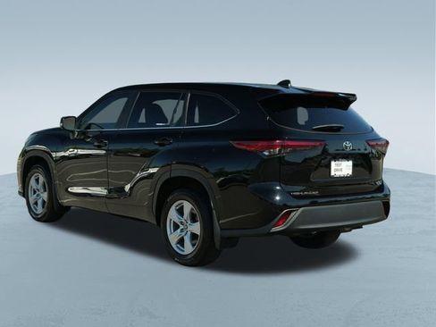 Used 2023 Toyota Highlander L FWD image 5