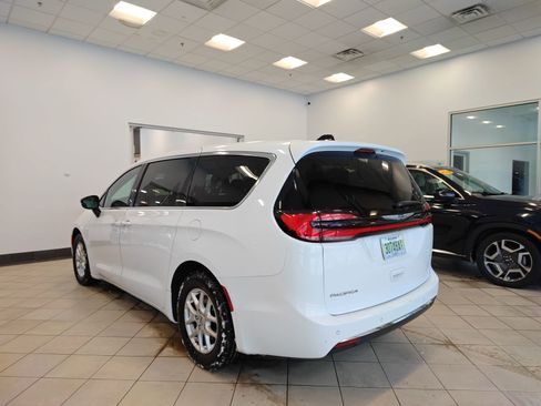 Used 2025 Chrysler Pacifica Select image 4