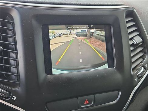 Used 2019 Jeep Cherokee Latitude Plus w/ Cold Weather Group image 18