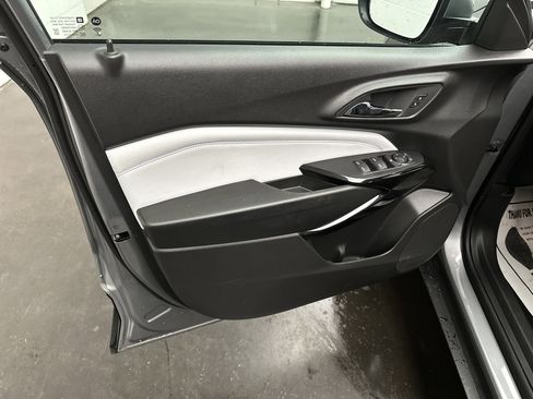 Used 2025 Chevrolet Trax LT w/ LT Convenience Package image 16