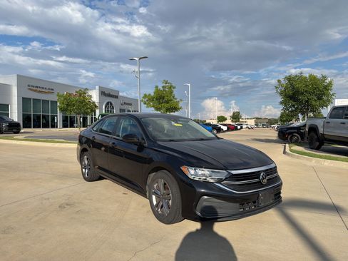 Used 2024 Volkswagen Jetta SE FWD image 8