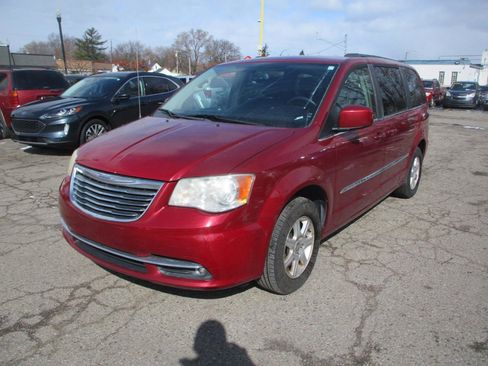 Used 2013 Chrysler Town & Country Touring image 3