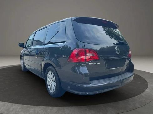 Used 2012 Volkswagen Routan SEL FWD image 3