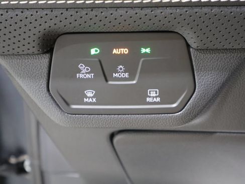 Used 2025 Volkswagen Atlas SE AWD/4WD image 32