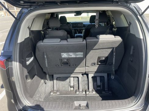 Used 2023 Kia Carnival LX image 10