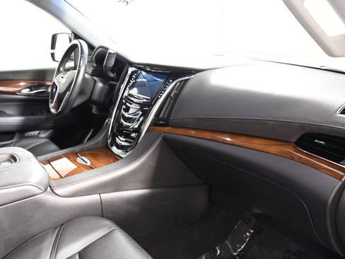 Used 2017 Cadillac Escalade Luxury image 19