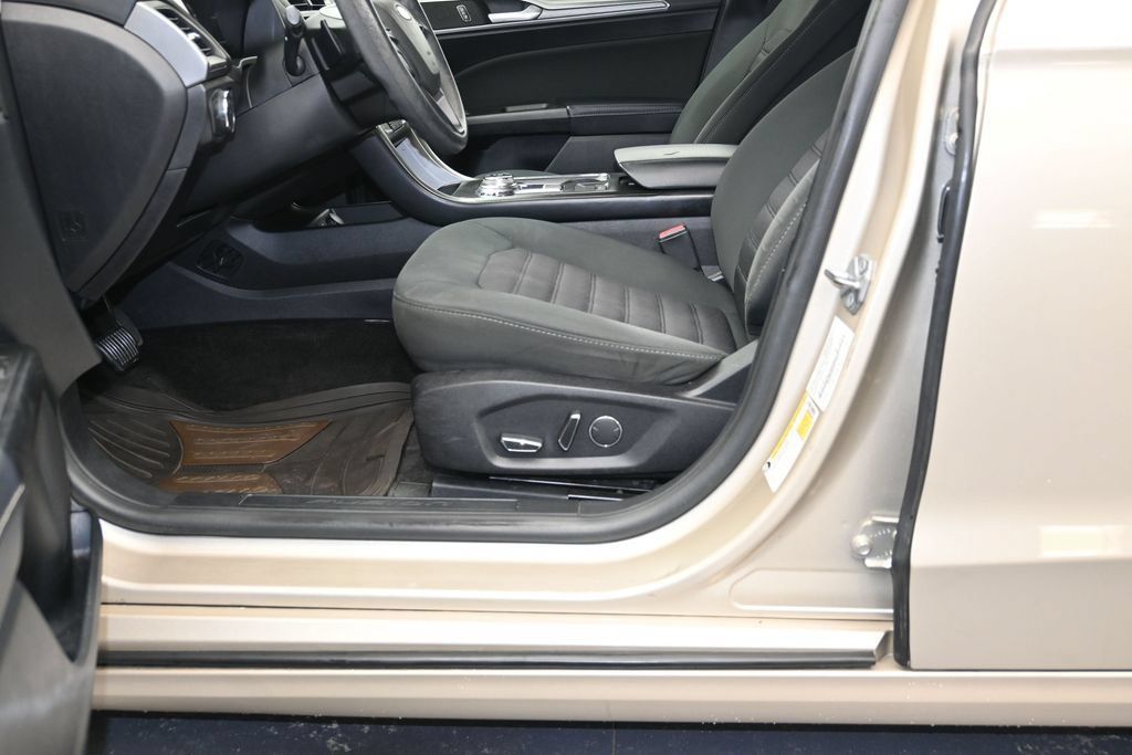 Used 2018 Ford Fusion SE w/ Fusion SE Technology Package FWD image 22