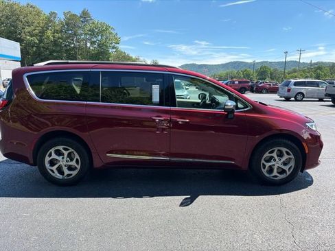 Used 2023 Chrysler Pacifica Limited AWD/4WD image 3