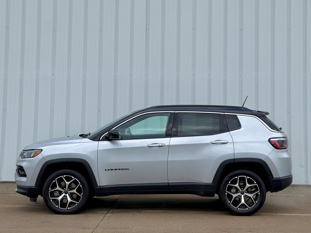 Used 2025 Jeep Compass Limited AWD/4WD image 3