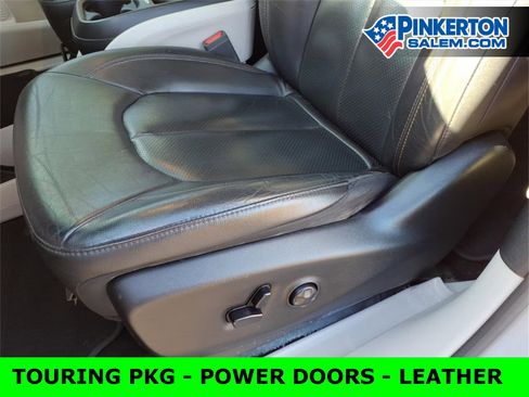 Used 2020 Chrysler Pacifica Touring-L image 16