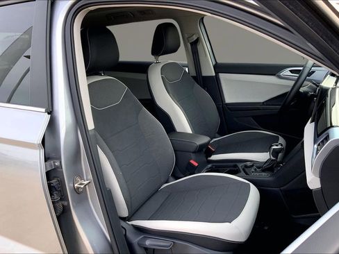 Certified 2025 Volkswagen Taos SE image 7