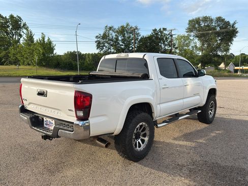 Used 2018 Toyota Tacoma SR5 AWD/4WD image 5