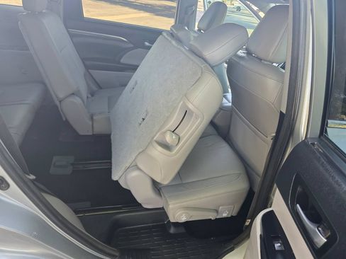 Used 2018 Toyota Highlander Limited w/ Carpet Mat Package (TMS) FWD image 36