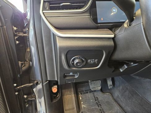 Used 2022 Jeep Grand Cherokee L Limited AWD/4WD image 16