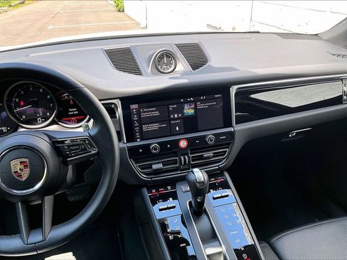 Used 2025 Porsche Macan AWD/4WD image 10