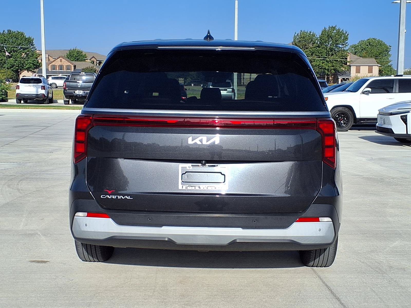 Used 2025 Kia Carnival FWD image 8