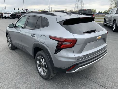 Used 2025 Chevrolet Trax LT w/ LT Convenience Package FWD image 8
