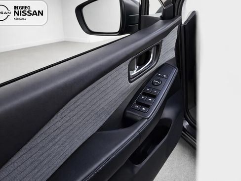 Used 2023 Nissan Rogue SV FWD image 11