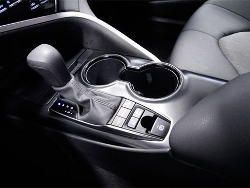 Used 2020 Toyota Camry LE image 27