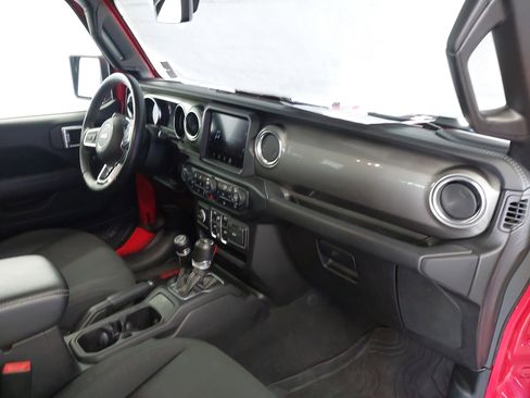 Used 2019 Jeep Wrangler Unlimited Sahara image 29