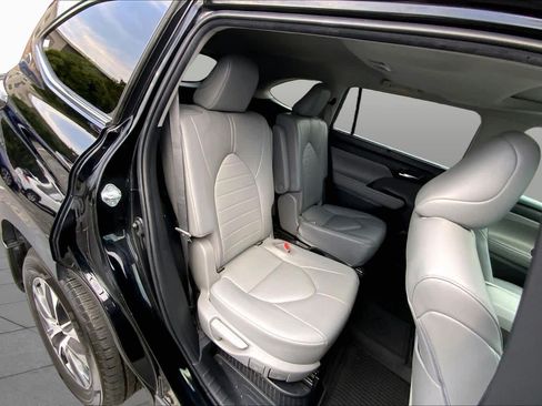Used 2022 Toyota Highlander XLE AWD/4WD image 19