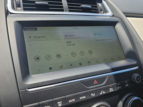 Used 2018 Jaguar E-PACE SE image 40