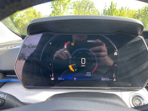 Used 2024 Chevrolet Trax LT w/ Sunroof Package FWD image 9