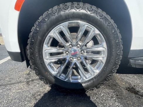 Used 2023 GMC Yukon XL SLT image 3