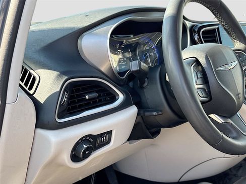 Used 2023 Chrysler Pacifica Touring-L FWD image 10