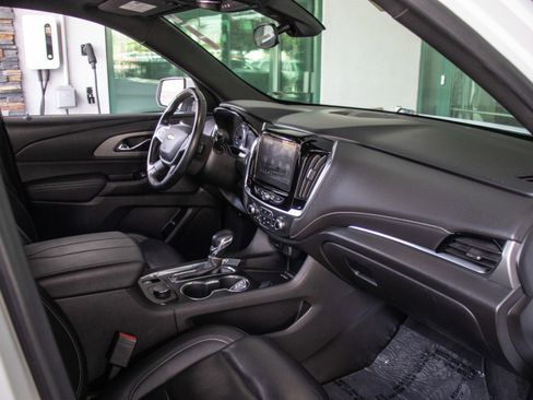 Used 2023 Chevrolet Traverse LT image 19