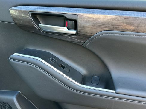 Used 2023 Toyota Highlander Limited image 22