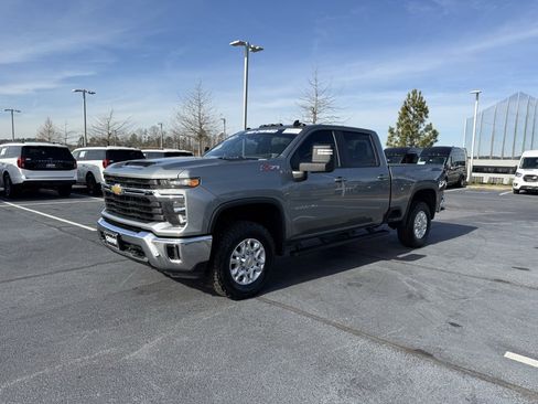 Used 2024 Chevrolet Silverado 2500 LT image 3