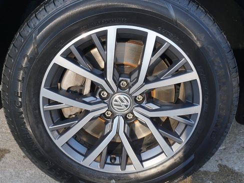 Used 2020 Volkswagen Tiguan S image 9