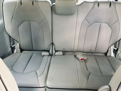 Used 2017 Chrysler Pacifica Limited FWD image 17