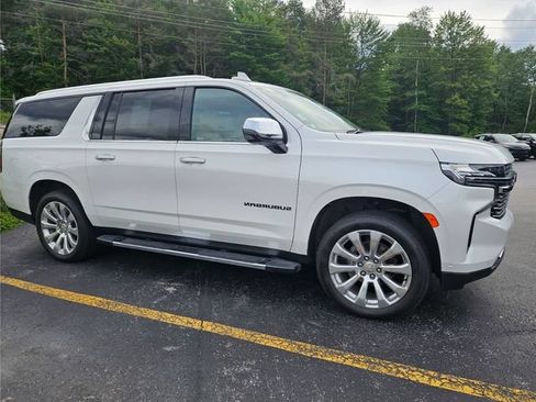 Used 2024 Chevrolet Suburban Premier w/ Advanced Technology Package AWD/4WD image 3