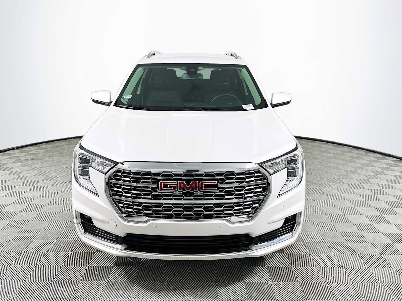 Used 2024 GMC Terrain Denali w/ Denali Premium Package AWD/4WD image 2