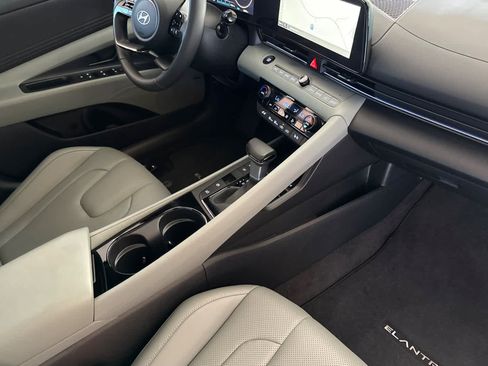 Used 2025 Hyundai Elantra Limited FWD image 15