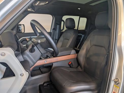 Used 2024 Land Rover Defender 110 SE image 13