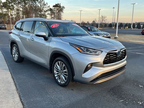 Used 2024 Toyota Highlander Platinum image 6