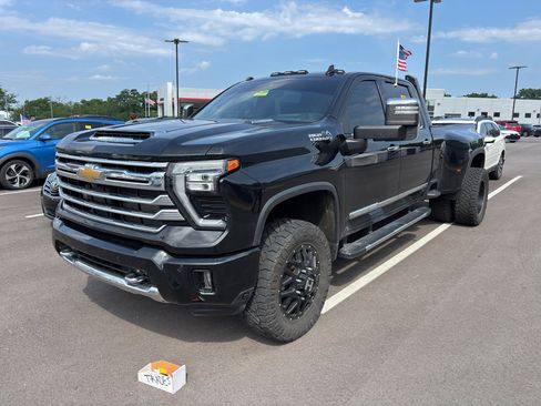 Used 2024 Chevrolet Silverado 3500 High Country w/ High Country Premium Package AWD/4WD image 2
