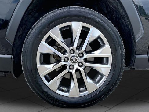 Used 2021 Toyota RAV4 XLE Premium FWD image 11