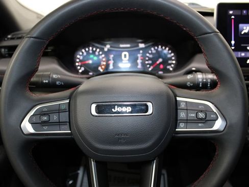 Used 2025 Jeep Compass Trailhawk AWD/4WD image 33
