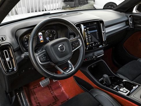 Used 2021 Volvo XC40 T4 R-Design image 2