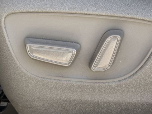 Used 2020 Toyota Highlander LE image 24