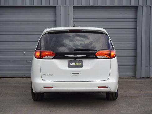 Used 2024 Chrysler Voyager LX FWD image 4