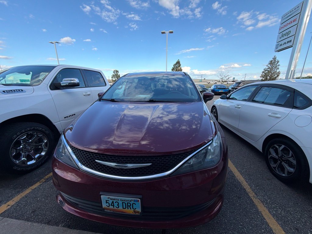 Used 2017 Chrysler Pacifica Touring w/ Tire & Wheel Group FWD image 8