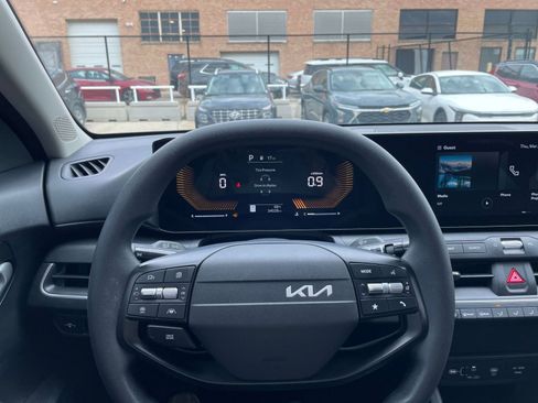 Used 2025 Kia K4 LXS image 33