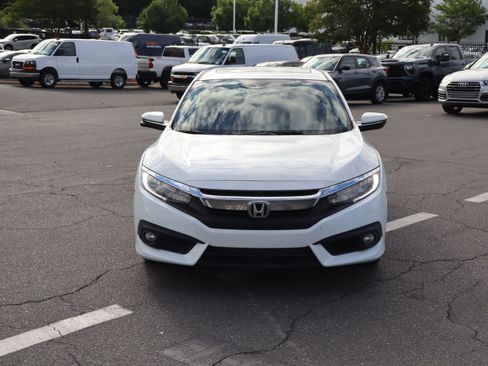 Used 2018 Honda Civic Touring image 3