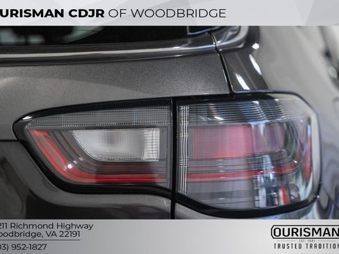 Used 2023 Jeep Compass Latitude w/ Sun and Sound Group AWD/4WD image 7